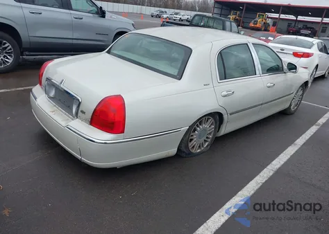 2006 Lincoln Town Car Designer Series z USA, uszkodzony, nr VIN 1LNHM83V66Y614960